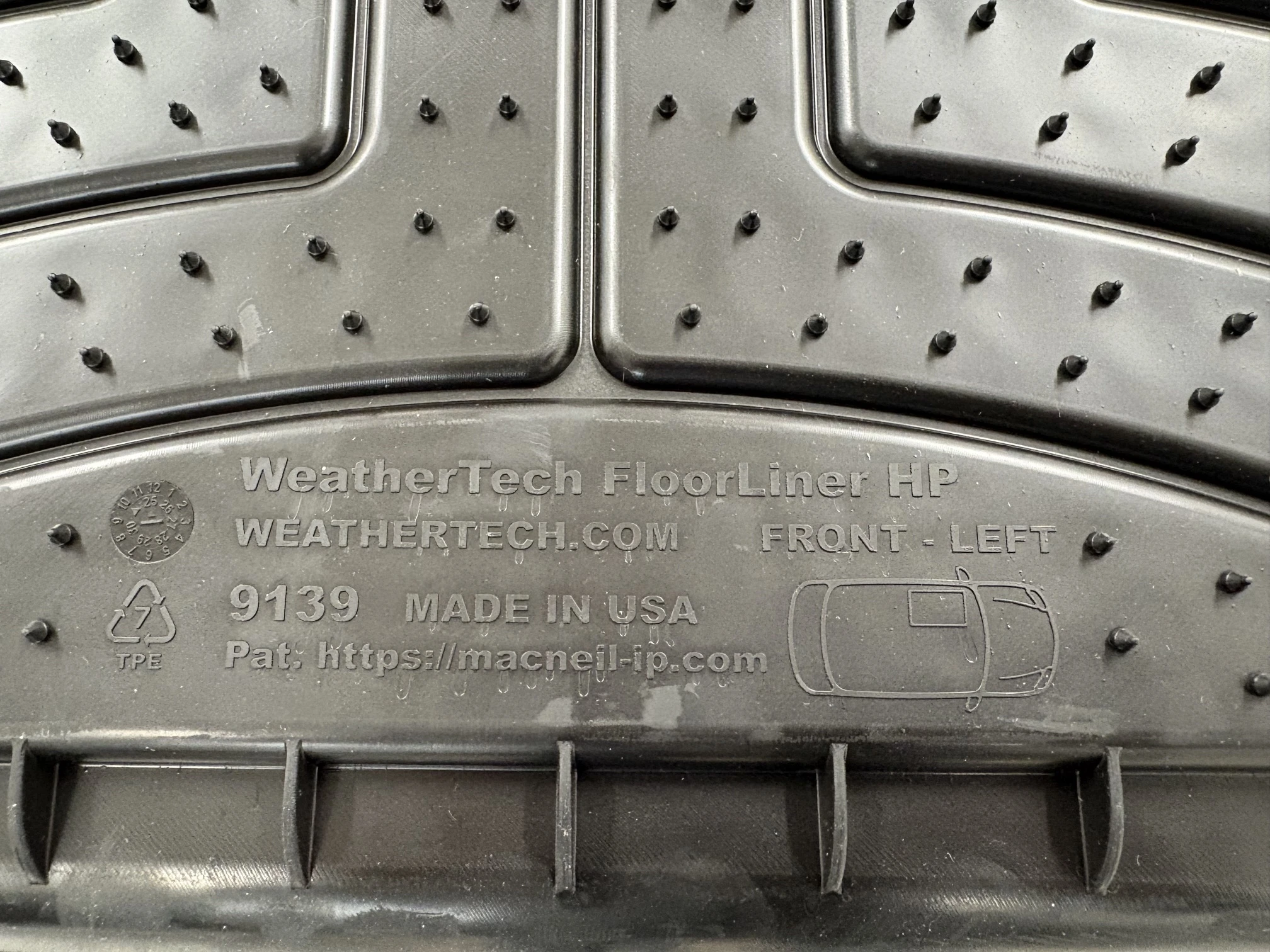 Esempio retro FloorLiner WeatherTech con codice e lato prodotto leggibili